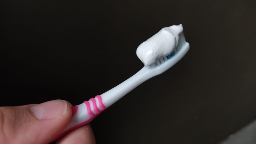 É #FAKE que quadradinhos nos tubos de pasta de dente indicam presença 'produtos químicos'