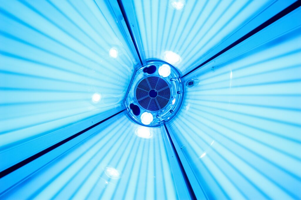 Estudo inédito mostra como bronzeamento artificial danifica o DNA da pele e favorece câncer agressivo