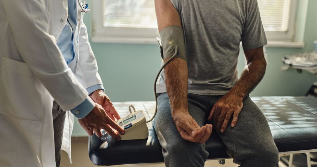 Controle da hipertensão vai além do remédio; veja com Dr. Kalil