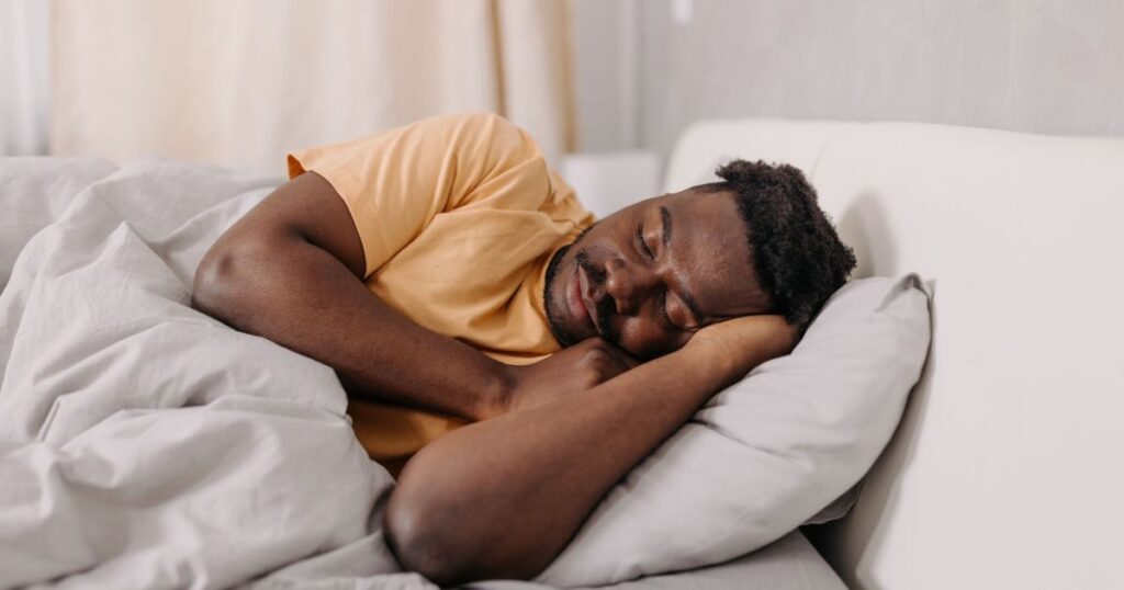 Dr.Kalil: Dormir na posição correta alivia dores na coluna, dizem médicos