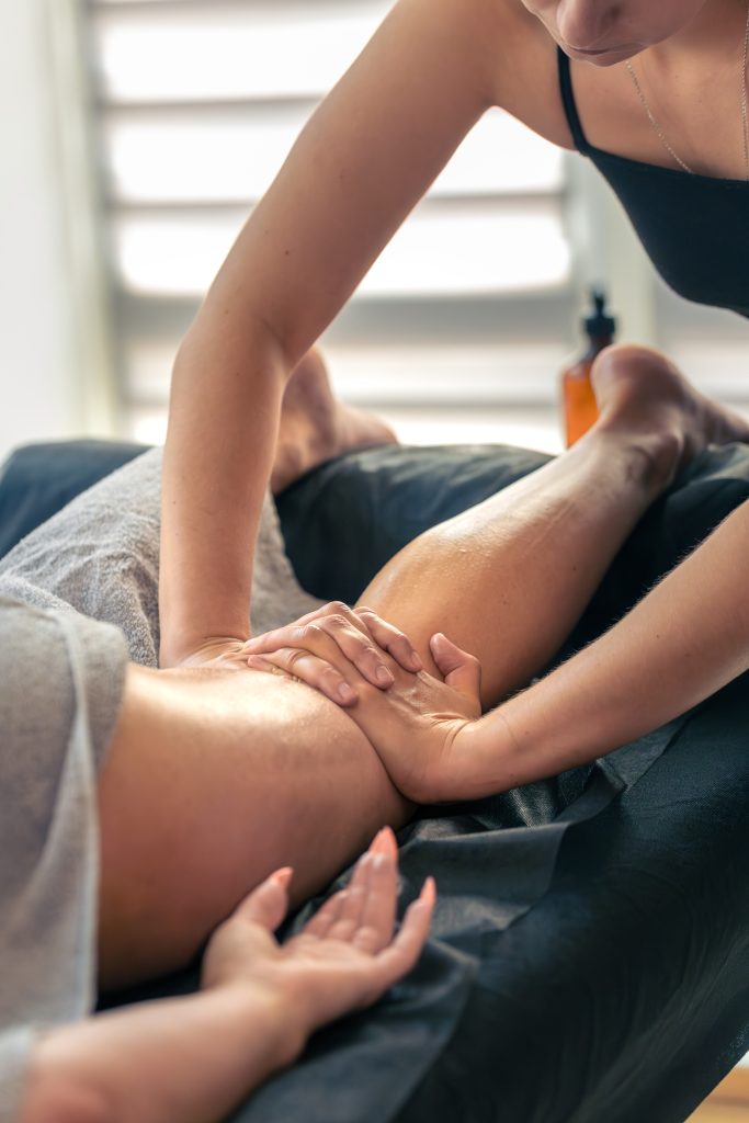 Massagem Tântrica no Pós-Operatório Estético para mulheres pós-menopausa: A Reconexão Sensorial que Cirurgiões Não Prescrevem